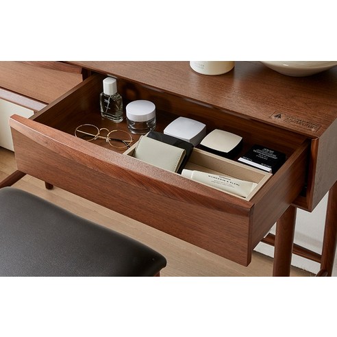 까사미아 브루노 화장대로 아침 화장 시간을 여유롭고 행복하게!