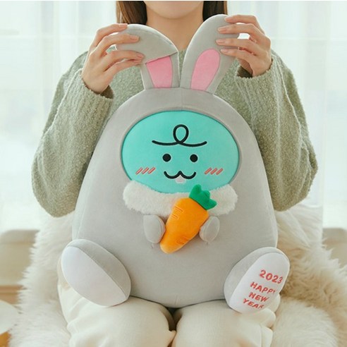 귀염진 토끼가 된 죠르디 인형쿠션으로 포근한 편안함과 다목적 기능을 경험하세요.