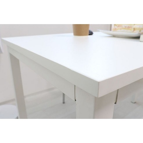 좁은 공간에 빛을 선사하는 가구, 가구느낌 준테이블