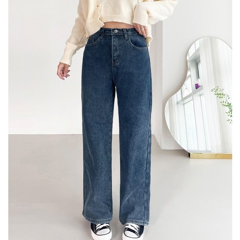편안하고 세련된 겨울 필수품을 위한 잘빠진 데님 팬츠