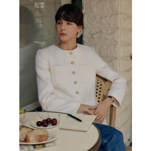 세련되고 따뜻하며 편안한 룩캐스트 여성용 브린 울 트위드 자켓으로 겨울 스타일을 완성하세요.