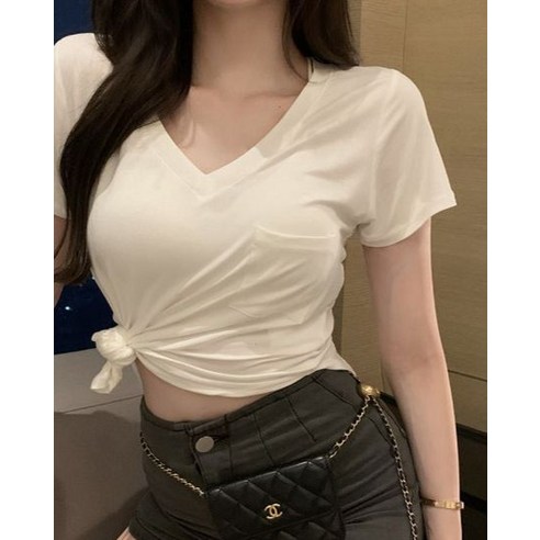우아한 스포티룩을 연출하는 필수 반팔 브이넥 티셔츠