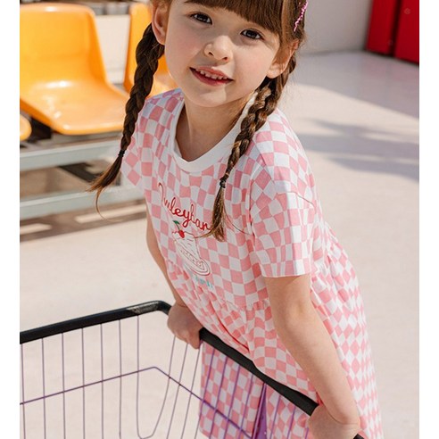 스타일리시하고 편안한 올리반 큐티 파이 체커보드 원피스로 소녀의 옷장을 업그레이드하세요.