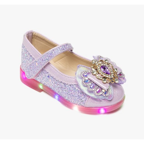 동화 속 요정이 된 듯한 빛나는 발걸음