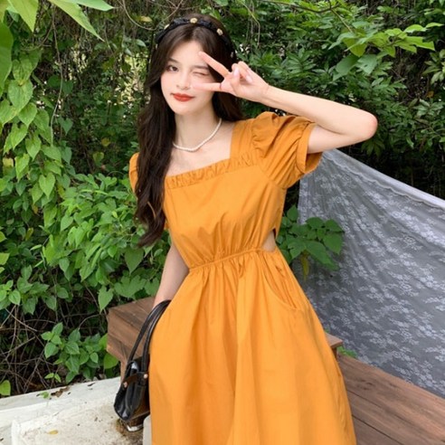 클래식한 엘레강스와 편안함이 조화로운 완벽한 여름 의상