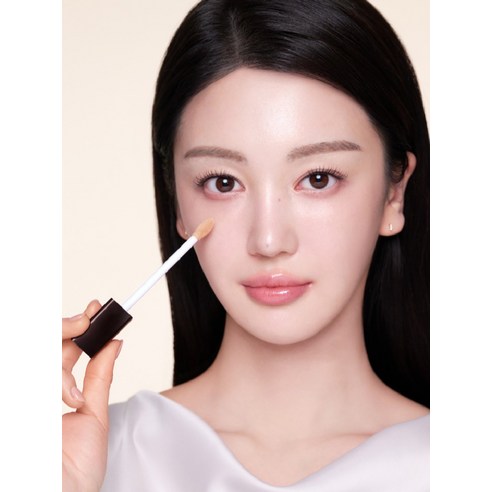 얇고 가볍게, 결점 없이 완벽하게! 아워글래스 배니쉬 컨실러로 광채 피부 완성