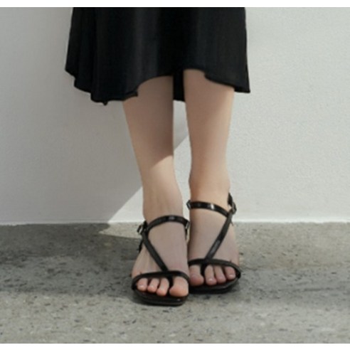 편안함과 스타일을 모두 잡은 착한구두 로랑 스트랩 쪼리 샌들