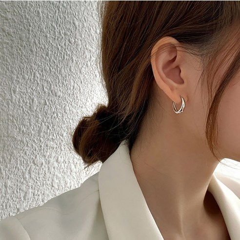 세련된 여성미를 더하는 젤루나 볼드 링 귀걸이, 지금 바로 만나보세요!