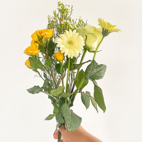 푸에고 장미, 백색 리시안, 미스티블루 꽃이 매혹적인 아름다움을 선사하는 Yellow 꽃다발