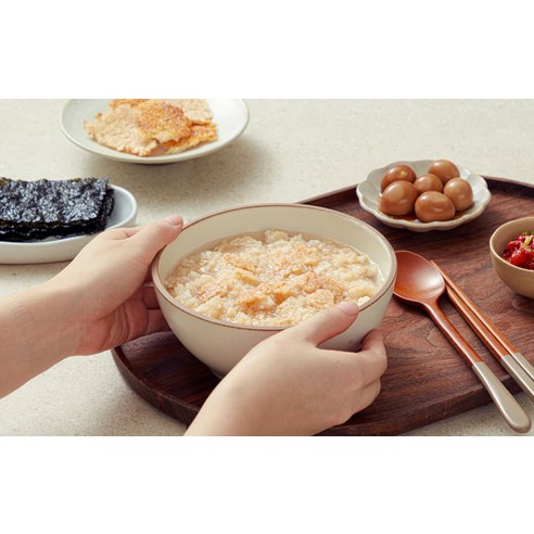 바쁜 아침, 따뜻하고 든든한 오뚜기 누룽지 한 그릇으로 하루를 시작하세요!