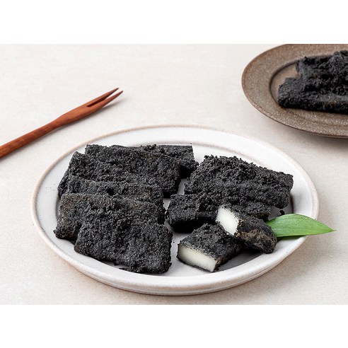 쫀득함에 사르르 녹는 고소함, 창억 흑임자 인절미의 마법 같은 맛!