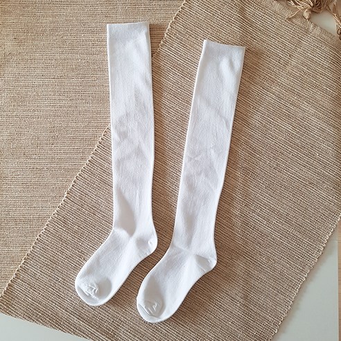 발끝까지 섬세하게, 주니데이 무지 오버니 양말 3개 세트로 스타일을 완성하세요.