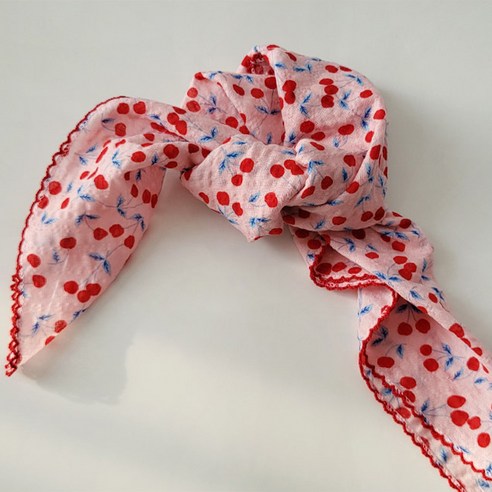 밋밋한 스타일에 체리처럼 달콤한 포인트, 바비수 손수건 스카프