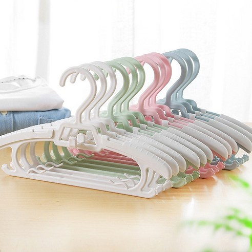 유아의 성장하는 옷을 깔끔하게 정리하는 재니홈의 길이조절 옷걸이