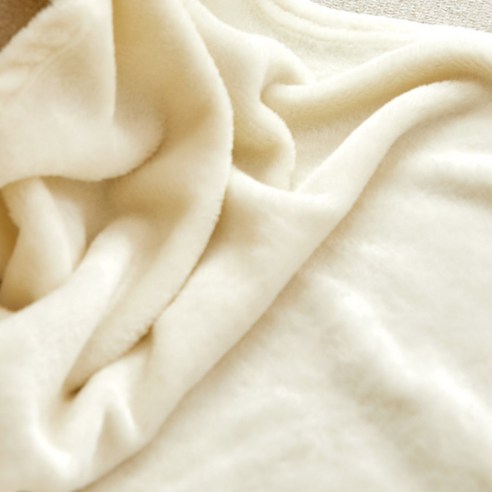 포근함으로 꿀잠 보장! 차박 캠핑 필수템, 아임캠퍼 극세사 담요