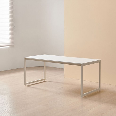 하모벨 티체 스틸 테이블: 현대적 감각의 완성 책상1800