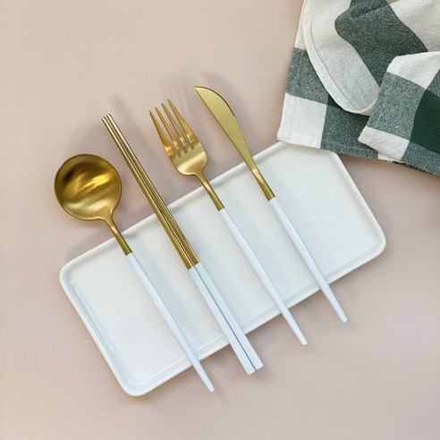 식탁에 내려앉은 황홀한 금빛 향연, 쿠리풀 커트러리 세트