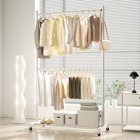 코멧 행거 하나로 좁은 방 옷 정리 고민 끝