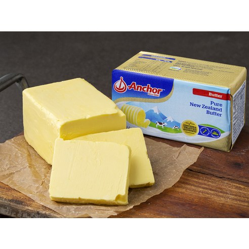 앵커 버터는 냉동 보관하며 고소하고 크리미한 풍미를 가지고 있습니다.