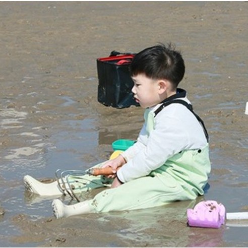 맥스메가다인 아동용 가슴장화로 아이들에게 안전하고 즐거운 자연 탐험을 선물하세요.