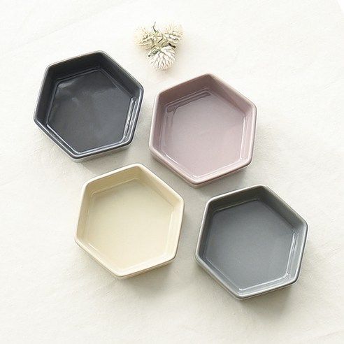 섬세한 디자인과 실용성을 겸비한 프렐류드 크리미 육각소스볼로 식탁을 더욱 특별하게 만드세요.