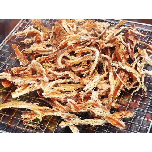 해야미 맥반석 오구채는 매콤하고 바삭한 조미오징어로, 한 입 베어 먹으면 입안 가득 퍼지는 바삭함과 매콤함이 일품입니다.