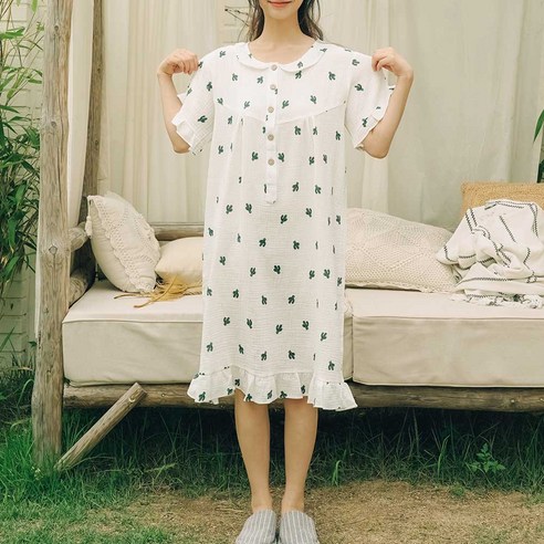 여름에 경쾌한 분위기를 만들어줄 파란 선인장 패턴의 요루면 반팔 원피스