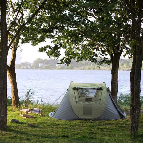 캠핑이나 야외 활동을 위한 편리한 원터치 설치 방식과 넉넉한 공간을 제공하는 코멧 아웃도어 원터치 텐트