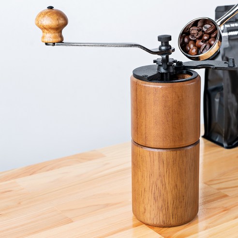 원목의 아름다움과 커피의 완벽한 조화