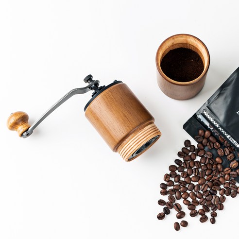 원목의 아름다움과 커피의 완벽한 조화