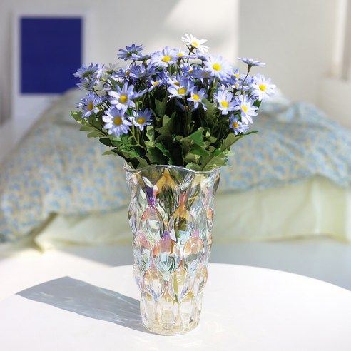 모던하고 우아한 하루의공간 디 엘라 유리 화병이 실내 공간에 아름다움을 선사합니다.