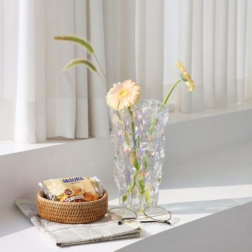 모던하고 우아한 하루의공간 디 엘라 유리 화병이 실내 공간에 아름다움을 선사합니다.