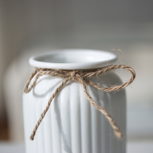 소박하면서도 세련된 디자인의 하루의공간 미니 우유 도자기 화병