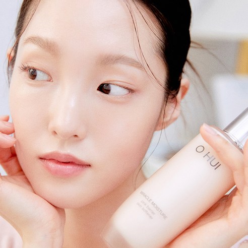 진정과 보습 효과로 피부를 모이스처라이징하는 오휘 미라클 모이스처 기초화장품 3종 세트
