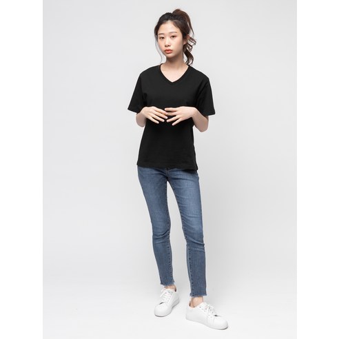 최신 트렌드를 반영한 캐주얼 브이넥 반팔 티셔츠