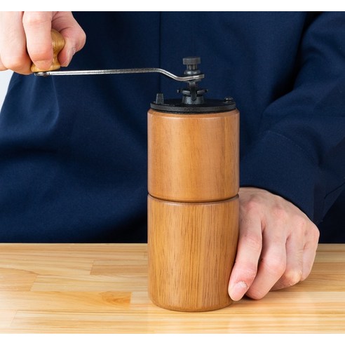 원목의 아름다움과 커피의 완벽한 조화