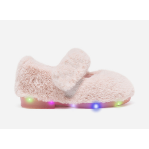 작은 공주들의 동화 속 겨울 여행을 위한 완벽한 구두