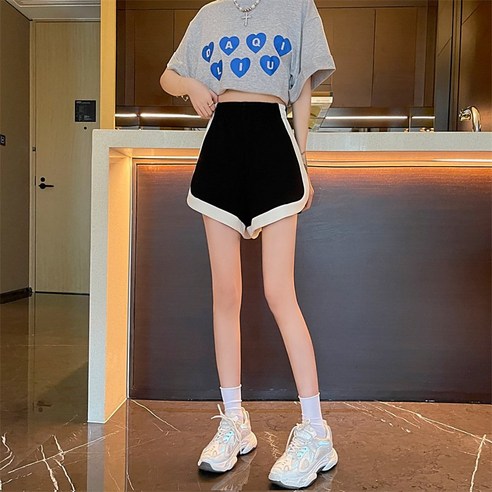 女  時尚  服裝  下裝  短褲  成年女性  成年女性  婦女  女人  淑女