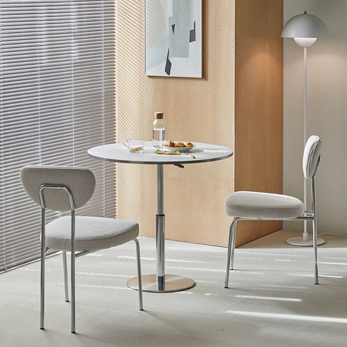 은은한 실버 엣지로 공간을 밝히는 웰퍼니쳐 노엘 테이블 세트