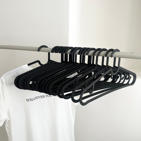 옷장 속 혁신, 프랑온드 슬림 어깨뿔 방지 라운드 옷걸이 20p 블랙 세트 사용 후기 이케아옷걸이