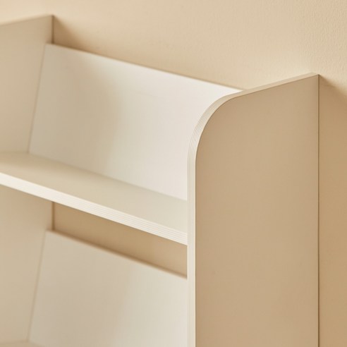 아이 눈높이에 맞춘 낮은 전면 책장으로 아이의 독서 습관을 길러주세요.