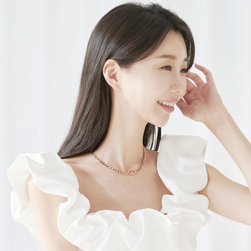 써지컬스틸 이니셜 초커로 개성과 세련미를 표현하세요.