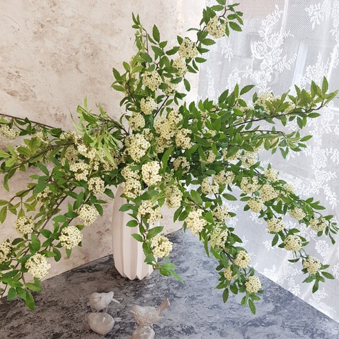 시들 걱정 없이 싱그러움을! 조화 조팝 가지로 공간에 생기를 더하는 방법 조팝