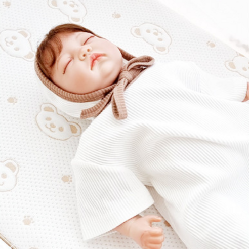 사랑스러운 곰돌이 패턴과 듀라론의 시원함으로 아기에게 쾌적한 사계절 잠자리를 선물하세요.