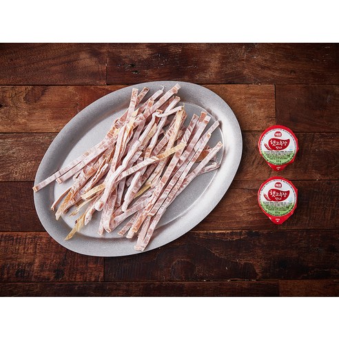 쫄깃하고 감칠맛나는 마른오징어 스틱을 매콤한 고추장과 함께 즐기세요.