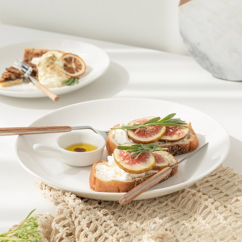 식탁에 감성을 더하는 쓰임 마일드 원형 접시