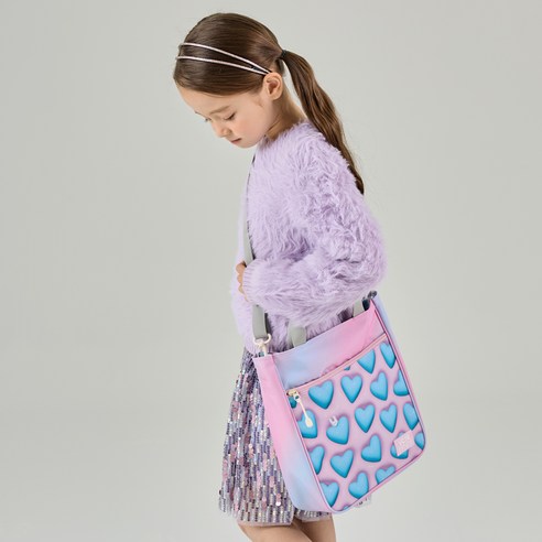 다양한 컬러와 글리터 포인트로 스타일리시한 어린이 보조가방