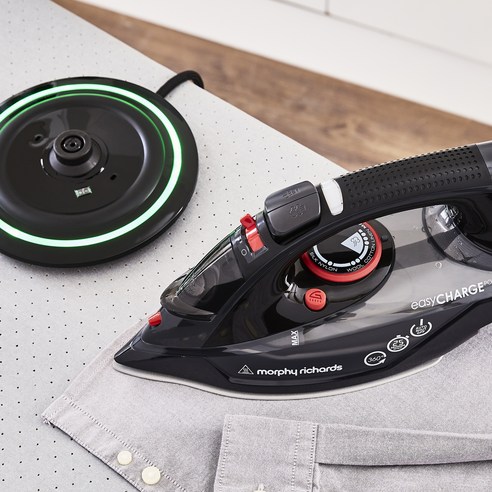 깨끗하고 싱싱한 집안 가득 봄바람을 불어넣는 모피리처드 360 무선 스팀다리미