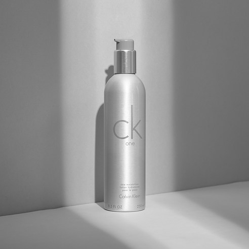 시간을 초월하는 향과 촉촉함으로 가꾸는 피부, CK One 모이스처라이저