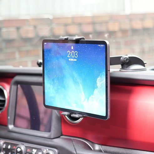 운전 중 안전하고 편안한 태블릿 사용을 위한 불스원 태블릿 거치대 대시보드